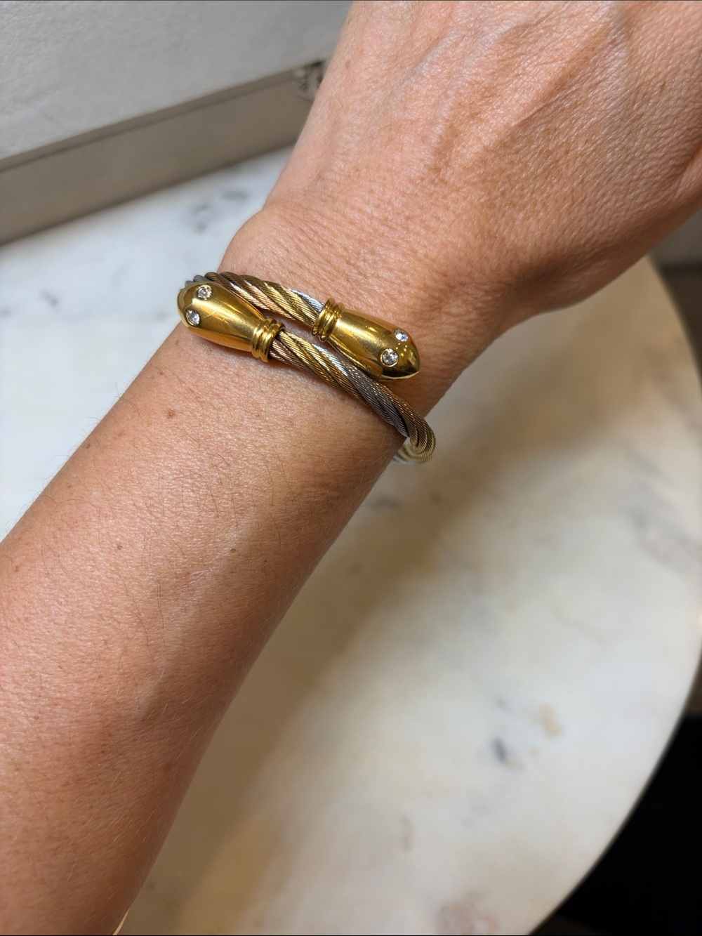 Cable adjustable tricolor brazalete cuff gold stainless steel with zirconia.